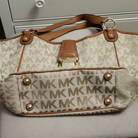 Micheal Kors bag - Picture 3 of 4